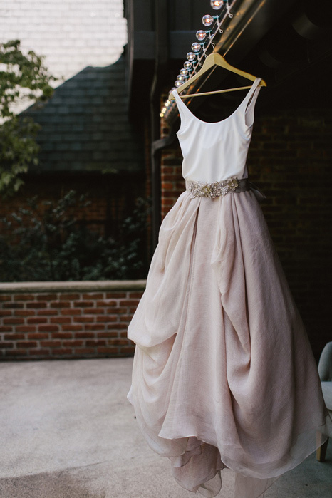 Vestido de novia colgando