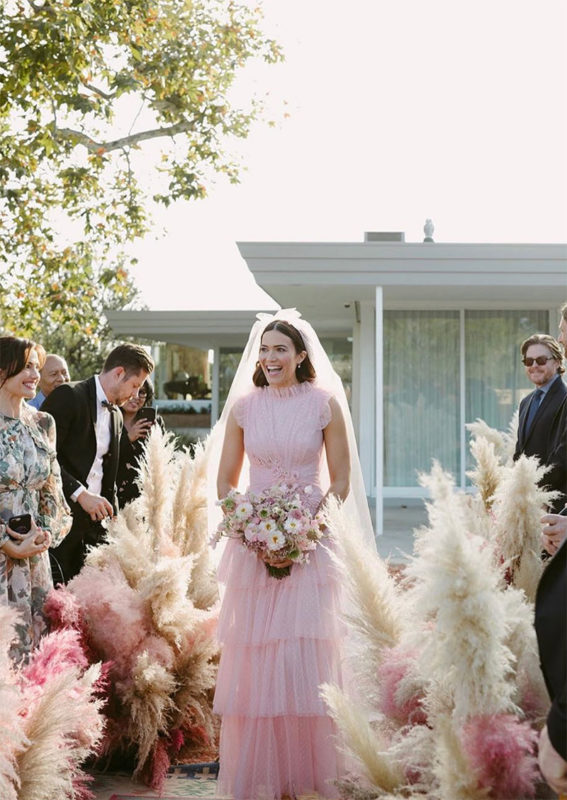 Mandy Moore en su vestido de novia rosa de Rodarte.