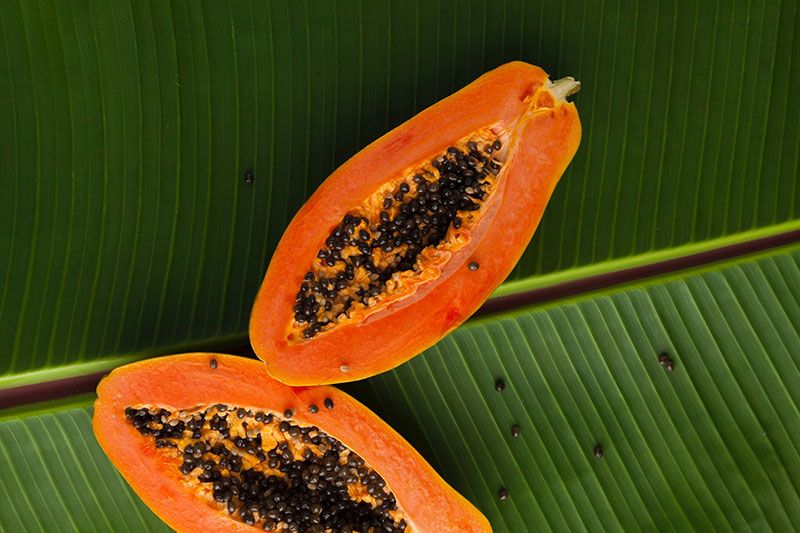 La mascarilla de papaya es un remedio casero contra el acné