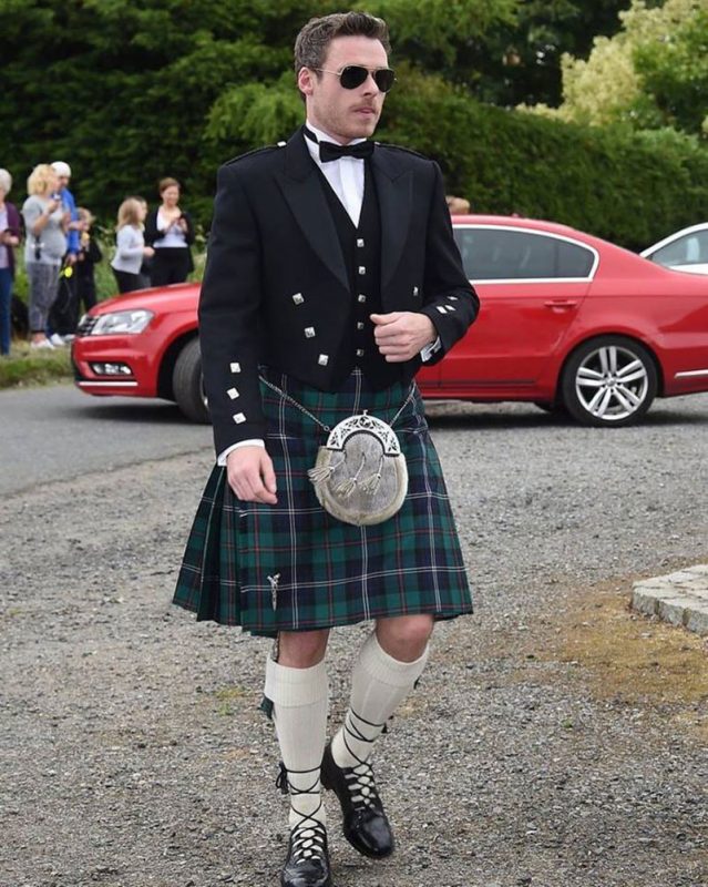 Richard Madden con su atuendo escocés para la boda de Kit Harington y Rose Leslie.