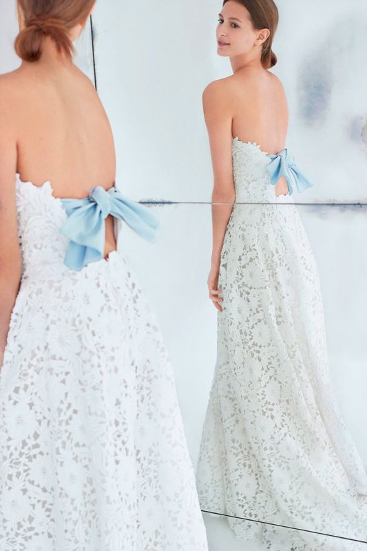 Vestido de novia con lazo azul de Carolina Herrera.