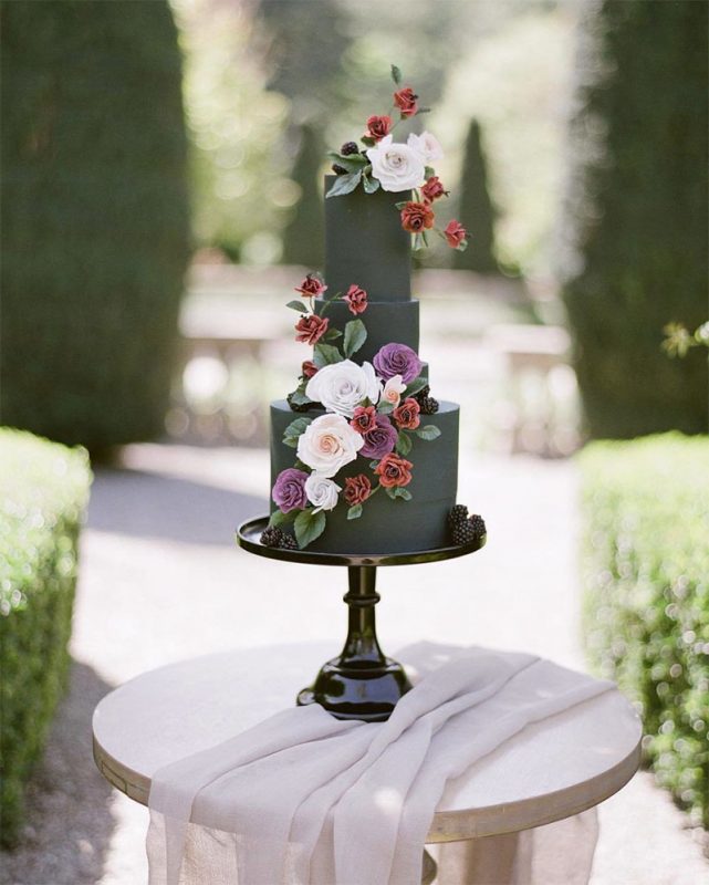 Pastel de boda en color negro con flores