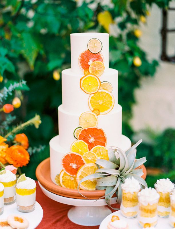 Pastel de bodas de naranja y fondnat 