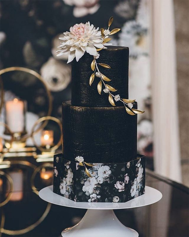 Pastel de boda negro con dorado y flores