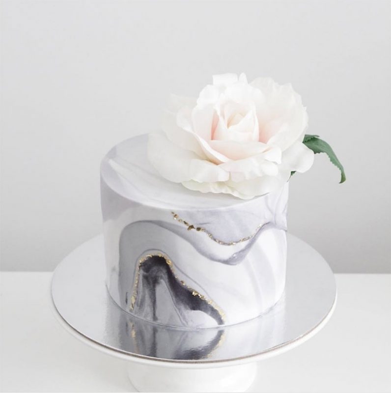 pastel de boda en fondant pequeño, en tendencia y elegante.