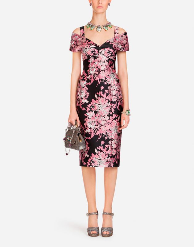 Vestido de flores metálico bajo la rodilla y hombros caídos de Dolce & Gabbana.