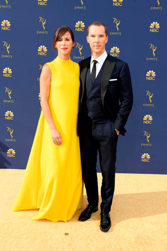Benedict Cumberbatch junto a Sophie Hunter en Emilia Wickstead Emmy 2018.