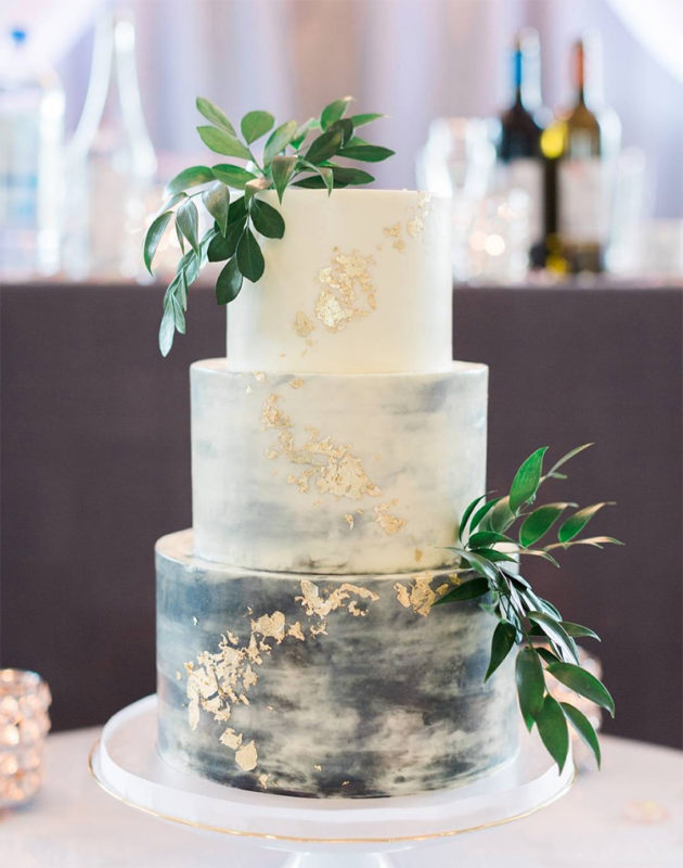 Pastel de bodas con efecto mármol.