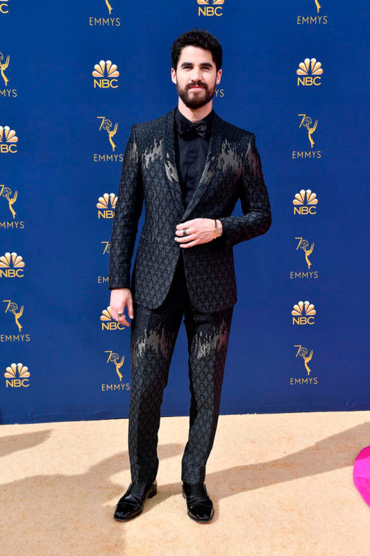 Darren Criss en un traje Armani Emmy 2018.