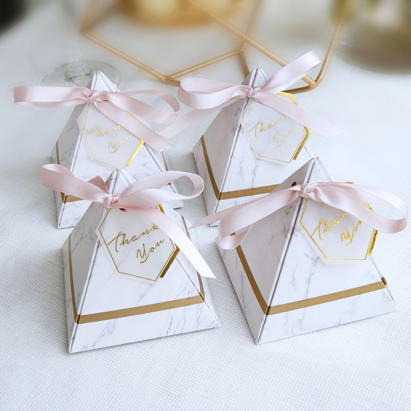 Cajitas de regalo con forma de triángulo y efecto de mármol.
