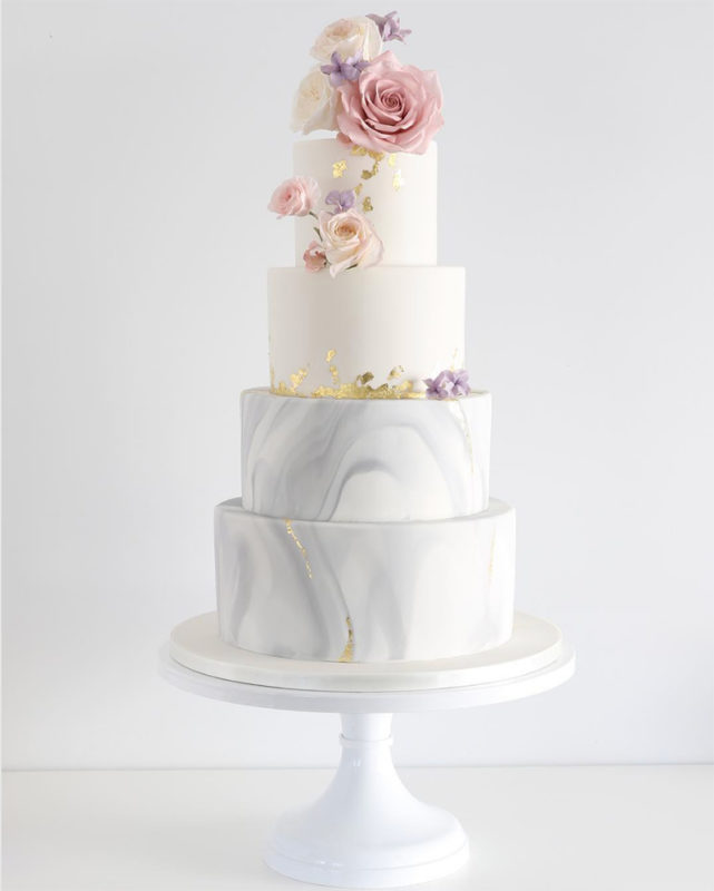 Wedding cake con flores y efecto mármol.
