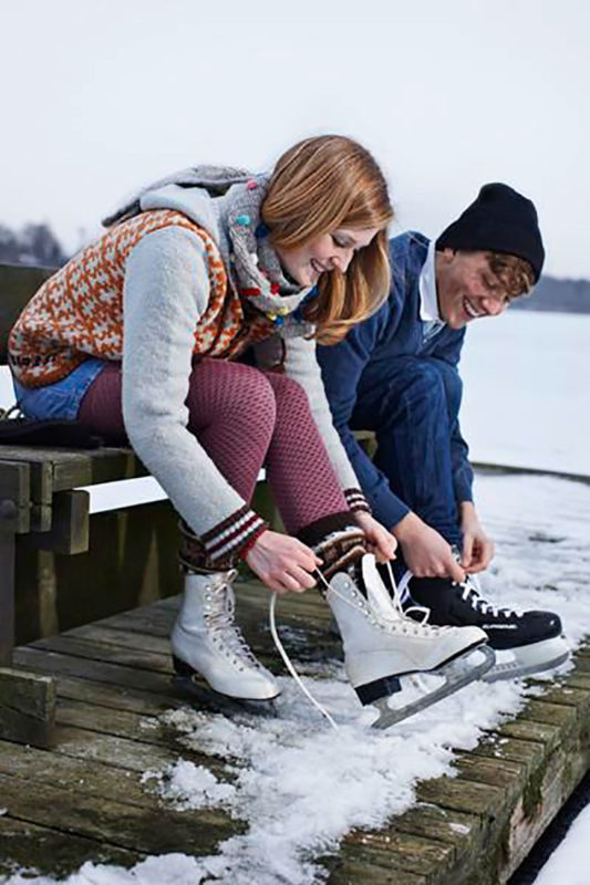 cinta en pareja en la pista de patinaje