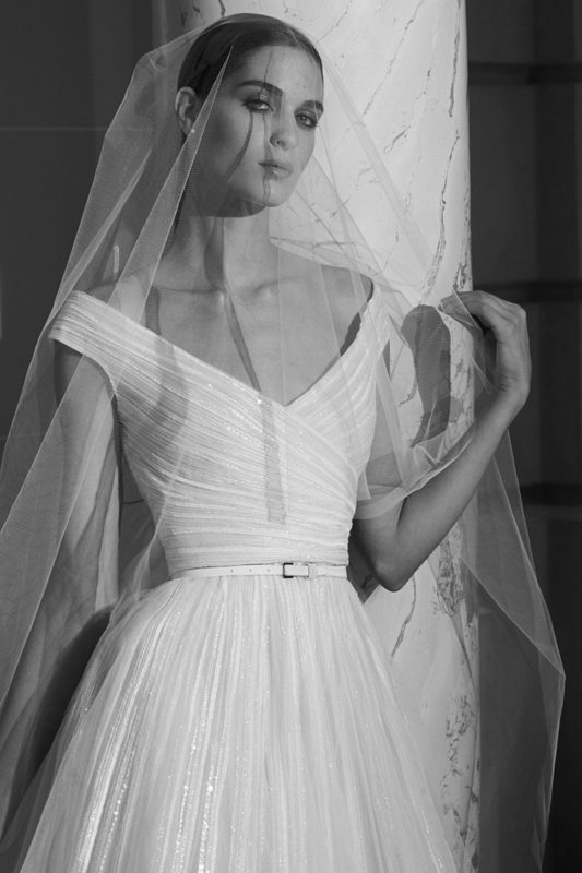 Velo de novia sencillo y elegante de Elie Saab, Bridal Fall 2019.