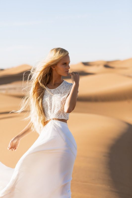novia con vestido en el desierto 