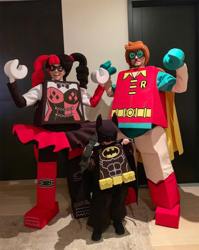 Justin Timberlake, Jessica Biel y su hijo como Legos de Batman, Robin y Harley Queen.