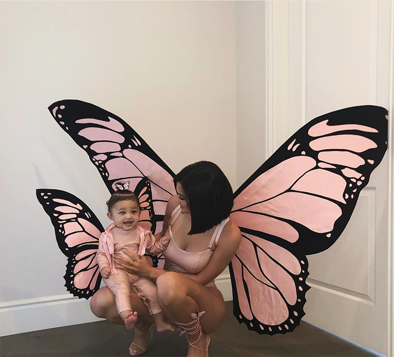 Kylie Jenner y Stormi Webster como mariposas.