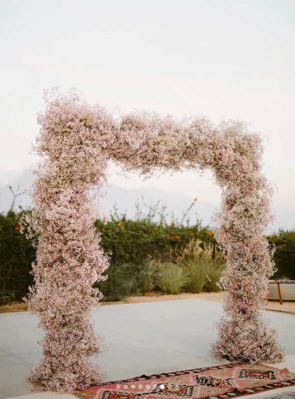 Arco de flores otoñal de la boda de Mandy Moore.