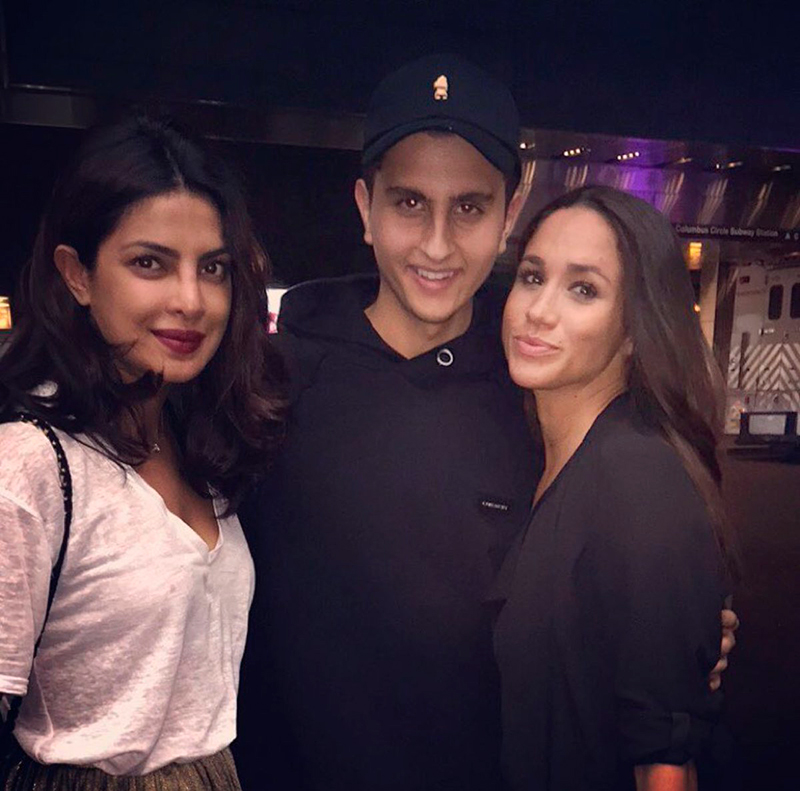 Priyanka Chopra y Meghan Markle con un fan.