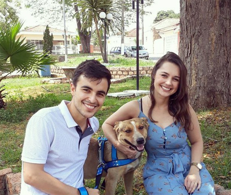 Marília y Matheus con el nuevo integrante de su familia.