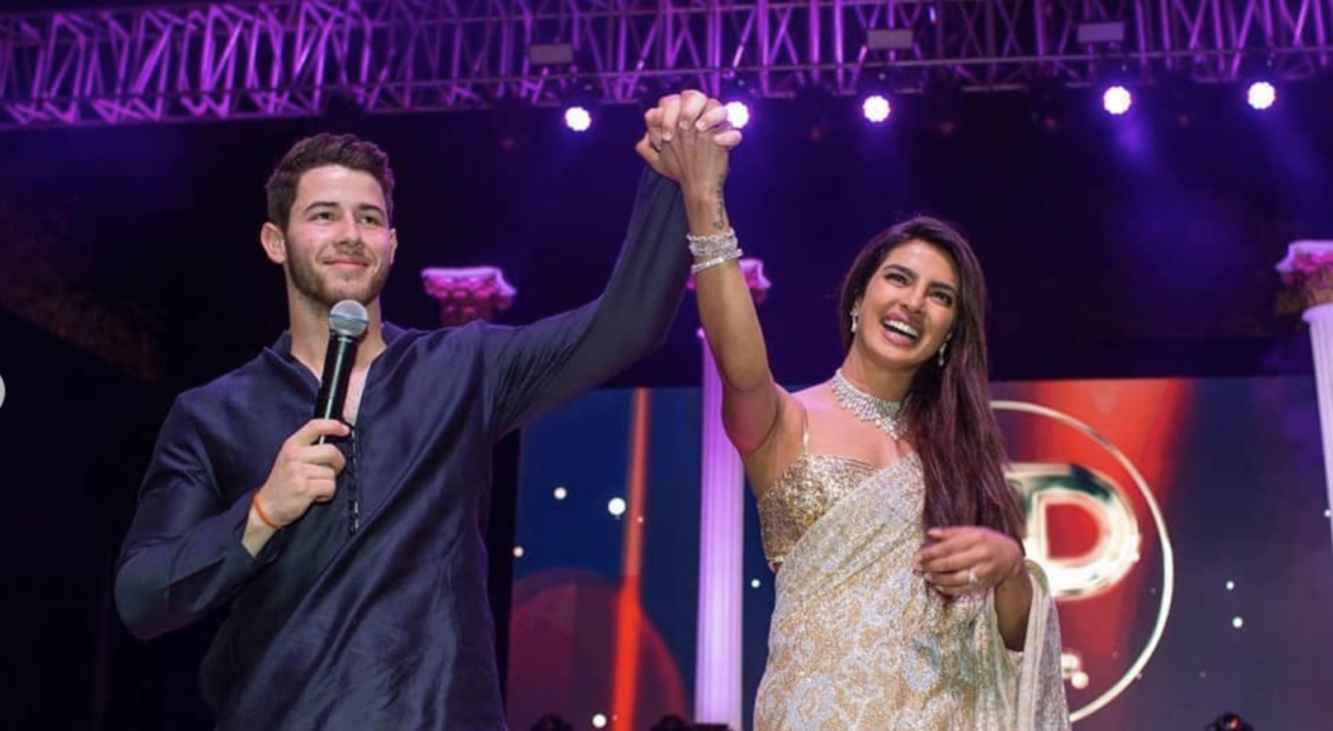 Priyanka Chopra y Nick Jonas en la celebración Sangeet.
