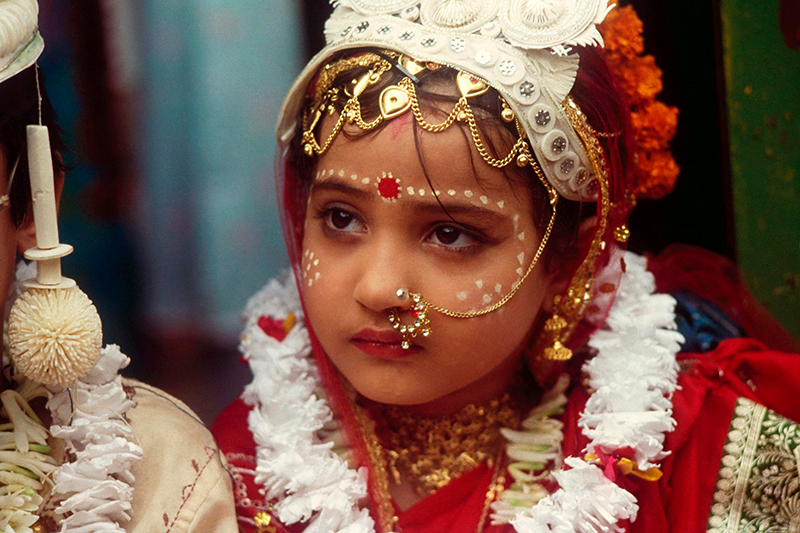 Niña en su boda hindú.