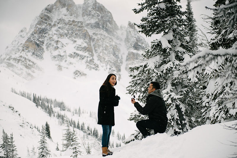 Propuesta de matrimonio en la nieve.