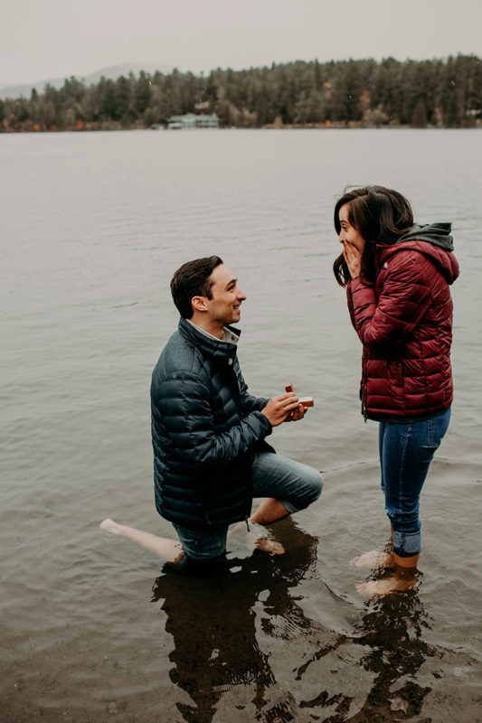 Propuesta de matrimonio en el lago.