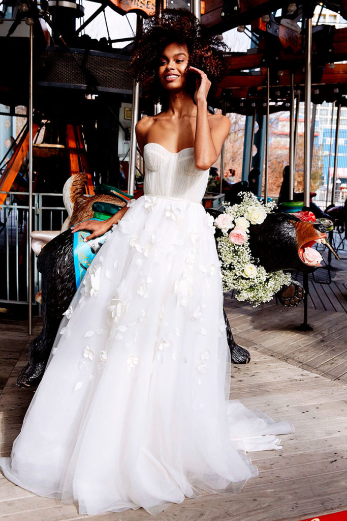 Vestido de novia con aplicaciones florales y drapeados en el top 
