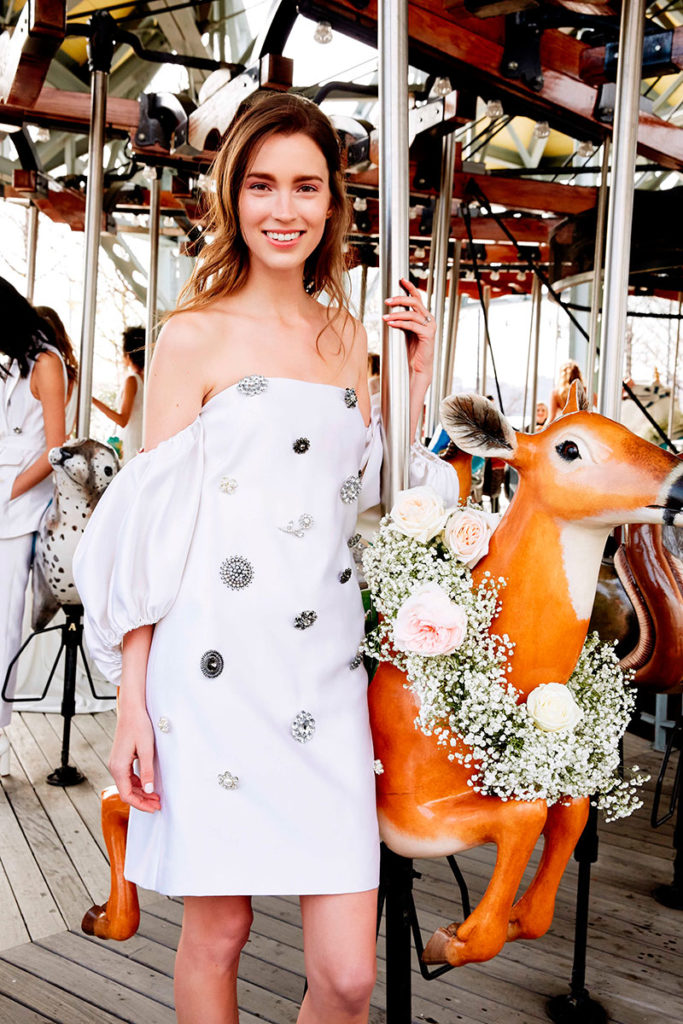 Vestido de novia de Lela Rose con aplicaciones brillosas y mangas bombachas - Vogue