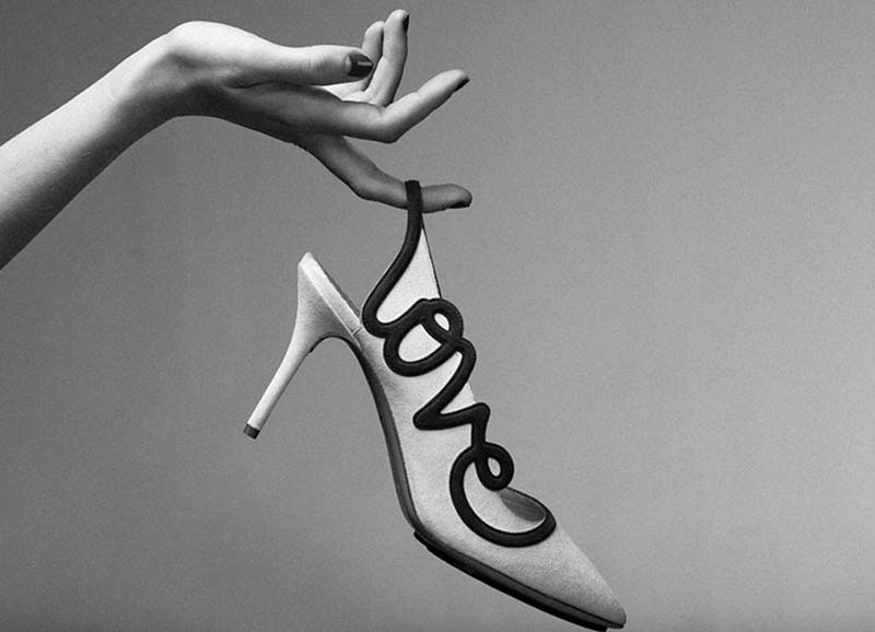 Zapatos de novia con la palabra love de Charlotte Olympia.