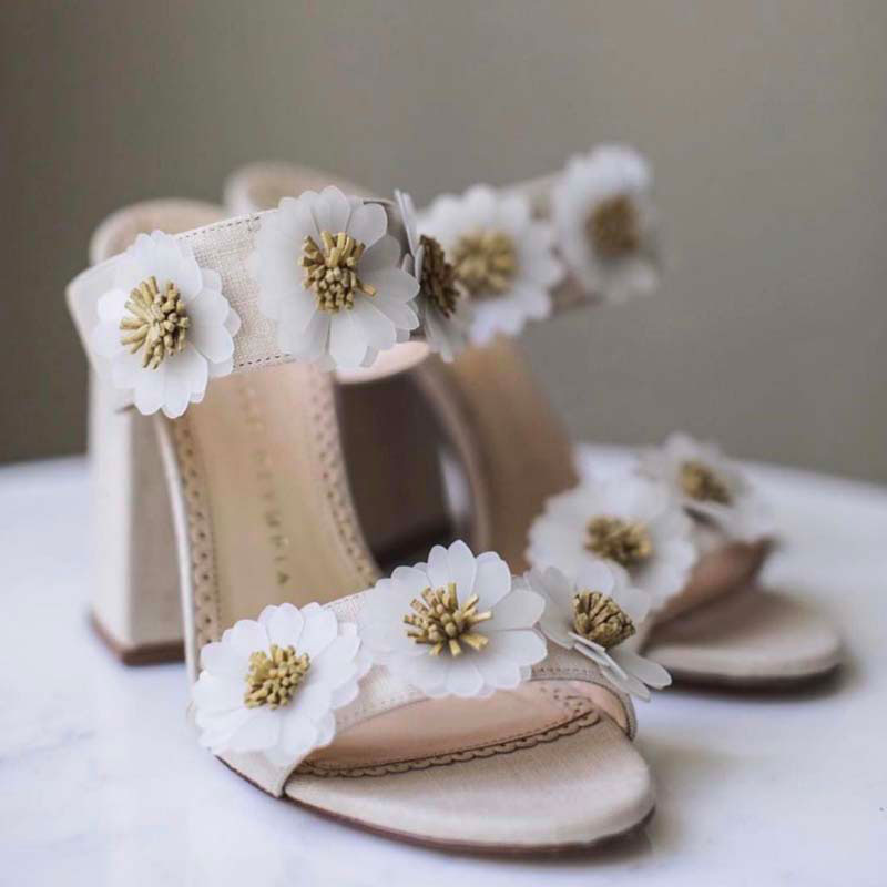 Zapatos de novia con flores de Charlotte Olympia.