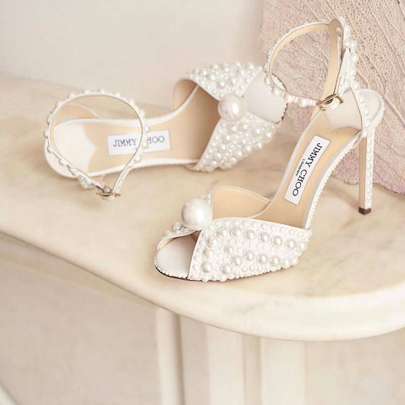Zapatos de novia blancos con perlas de Jimmy Choo.