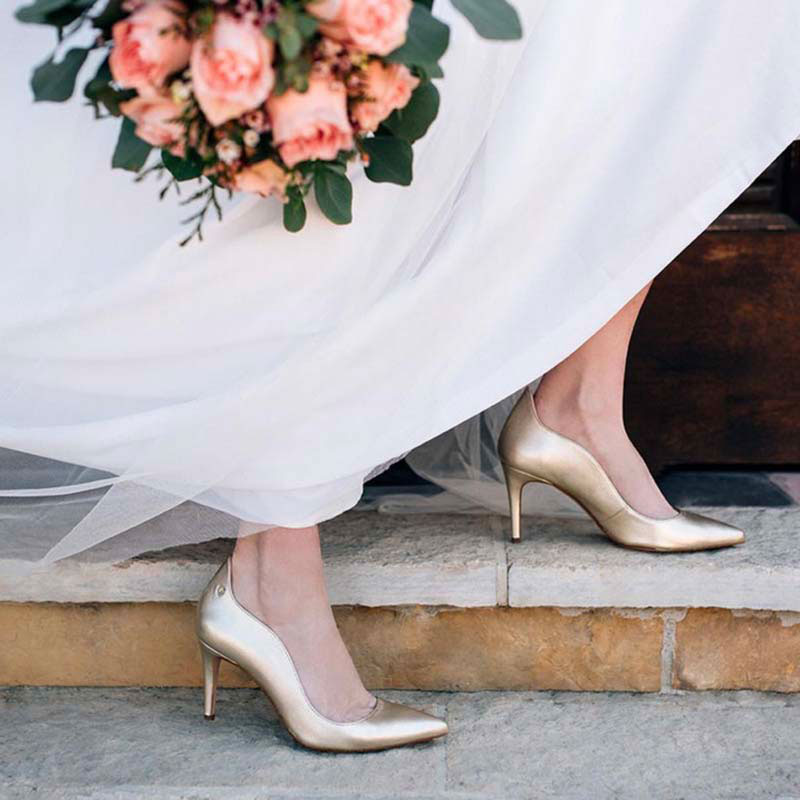 Zapatos de novia dorados de Martinelli.