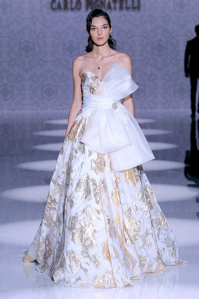 Vestido de novia dorado y blanco de Carlo Pignatelli. 