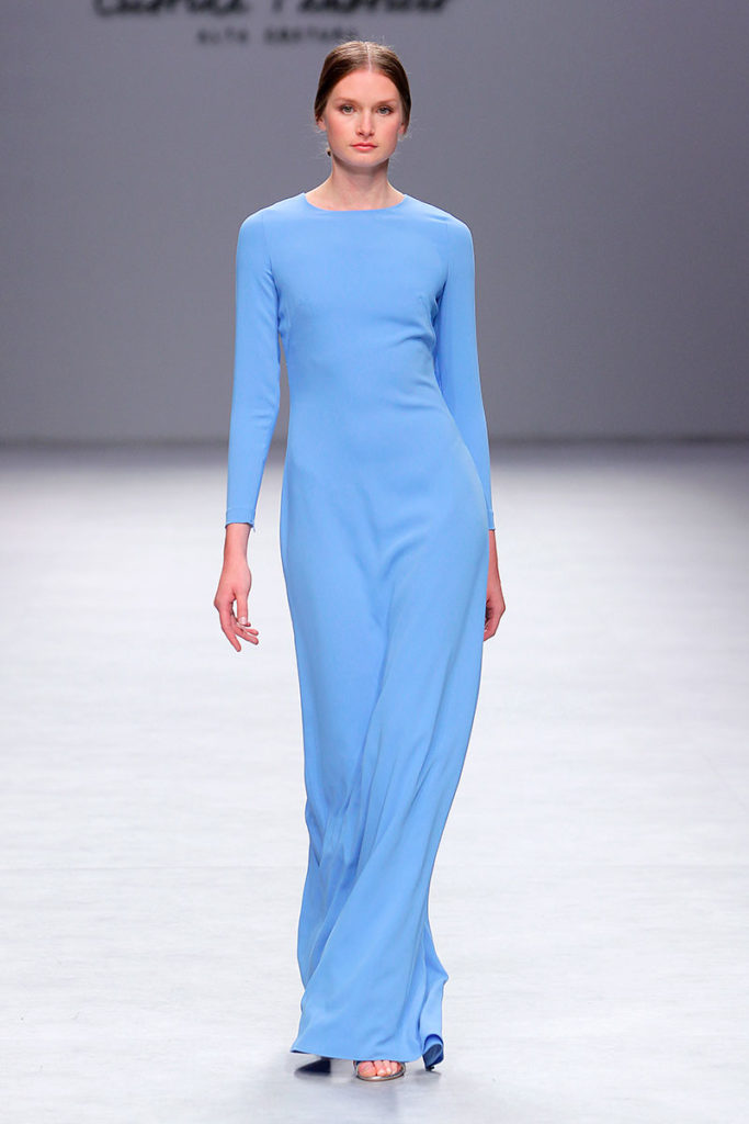 Vestido de novia de manga larga color azul de Cristina Tamborero.