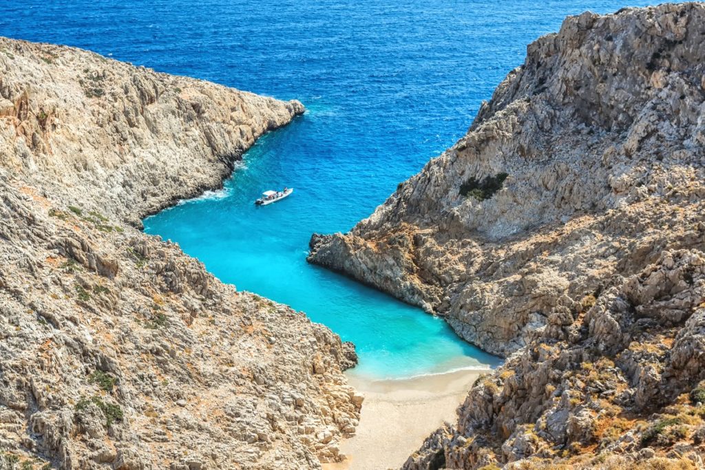 Playa en la costa de Creta con piedras