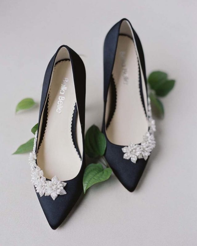 Zapatos de novia azul oscuro de Bella Belle Shoes.