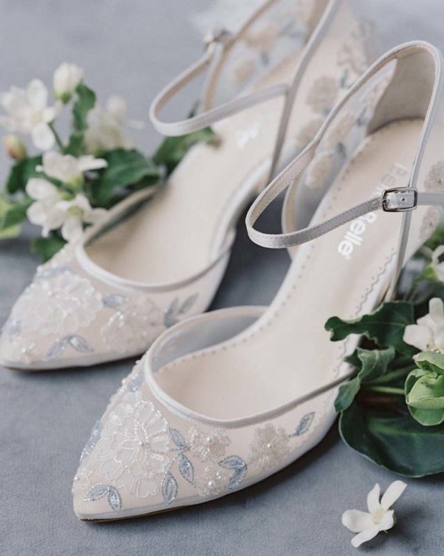 Zapatos de novia con transparencias y detalles en azul de Bella Belle Shoes.