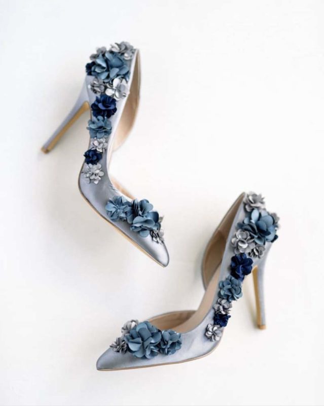 Zapatos de novia azules con flores de Charles David.