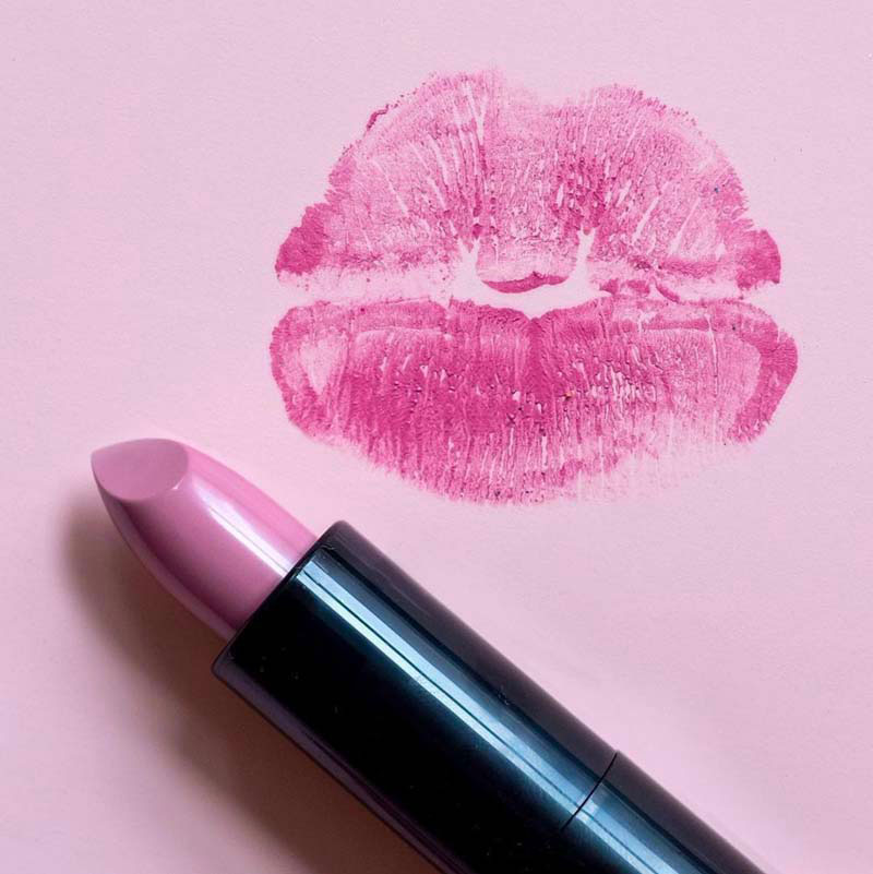 Pinta labios rosa en barra de Covergirl.