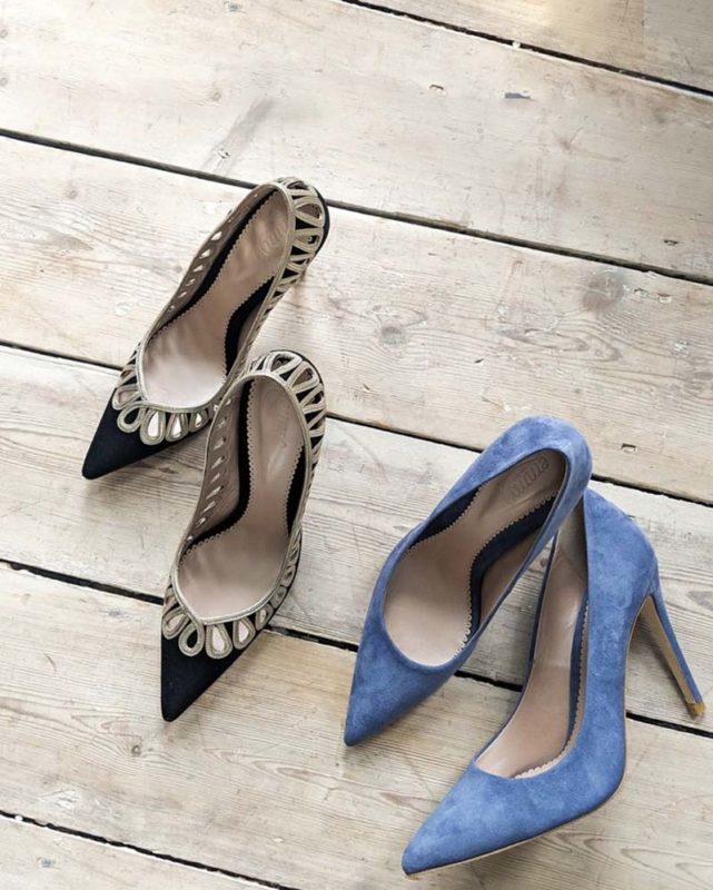Zapatos de novia con dos diferentes tonos de azul.