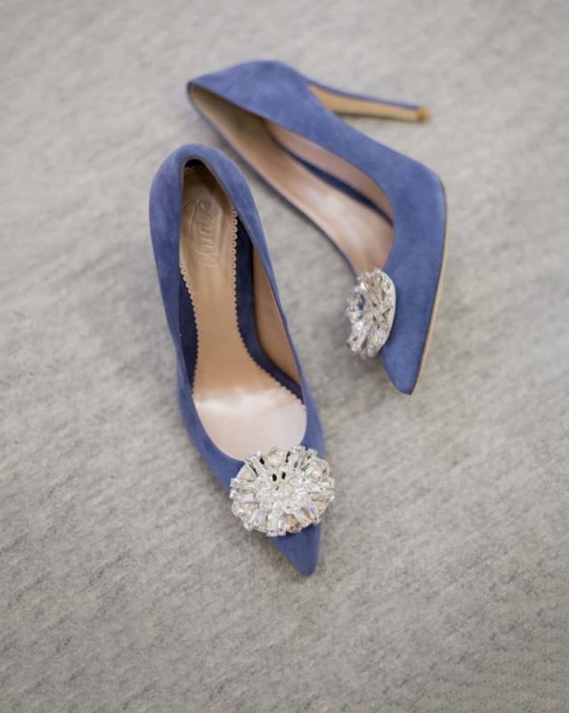 Zapatos de novia azul oscuro de Emmy London.