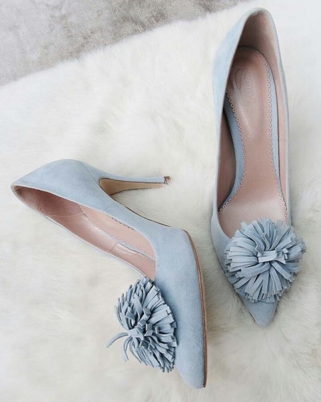 Zapatos de novia con flor central de Emmy London.