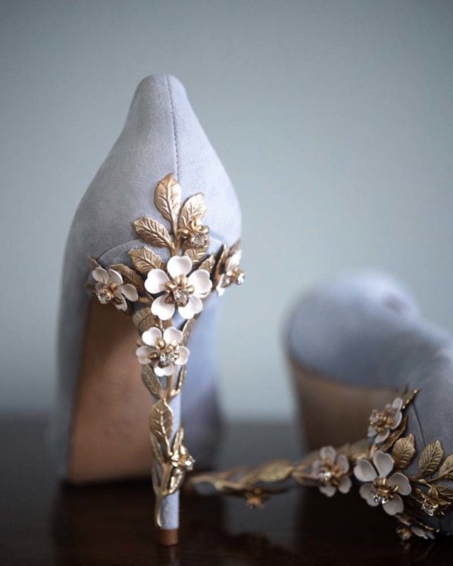 Zapatos de novia con detalles en el tacón de Harriet Wilde.
