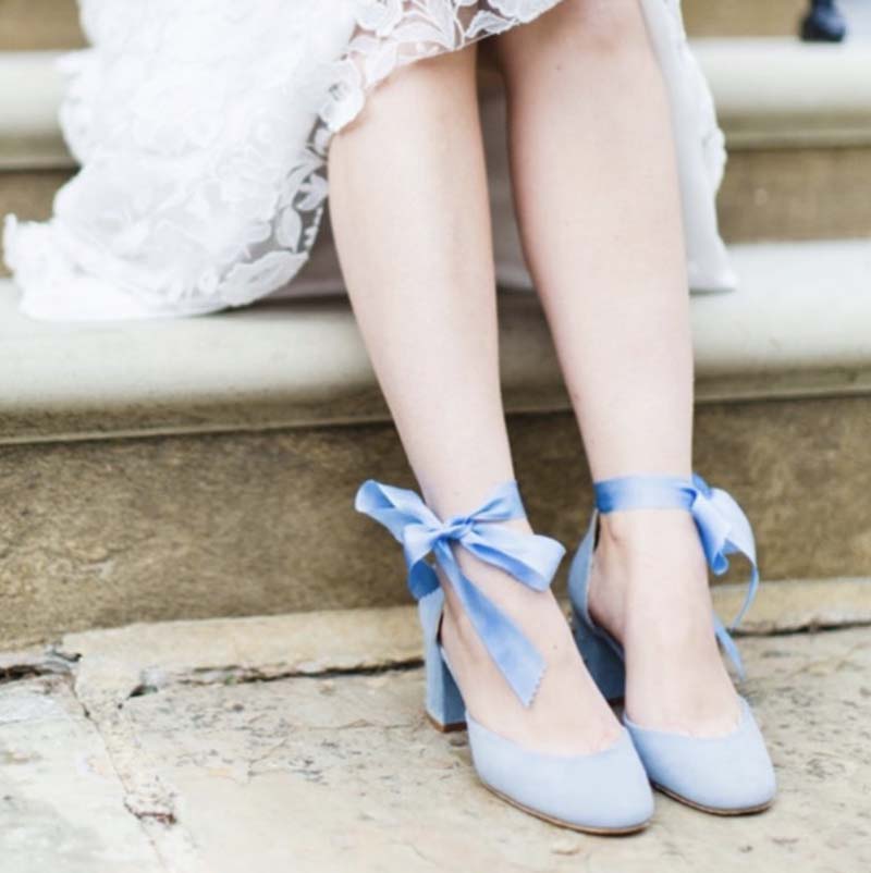 Zapatos de novia azules con lazo de Harriet Wilde.