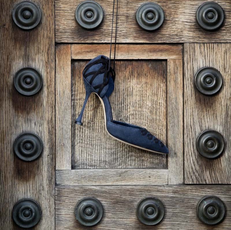 Zapatos azules de Manolo Blahnik.