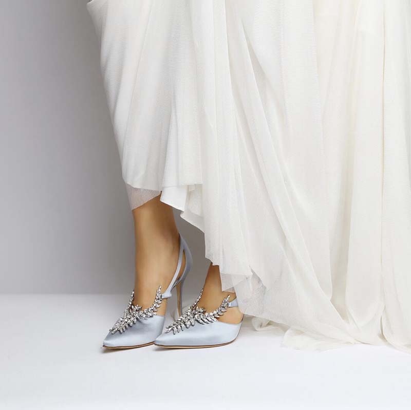 Zapatos de novia azules de Manolo Blahnik.