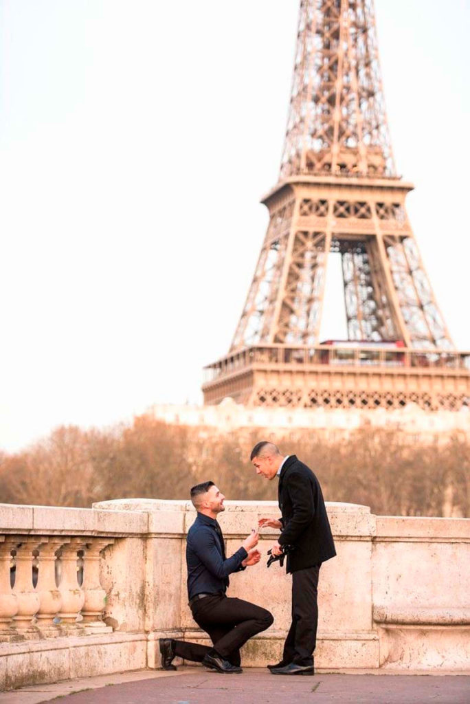 Romántica pedida de mano en Paris.