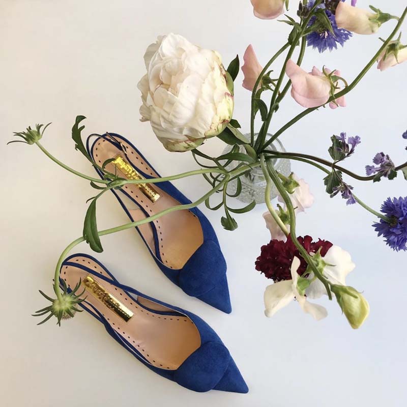 Zapatos azules en punta para novia de Rupert Sanderson London.