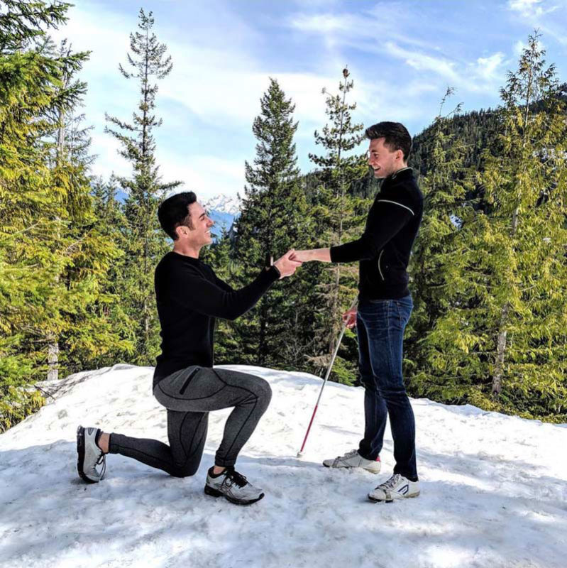 Pedida de matrimonio gay entre la nieve.